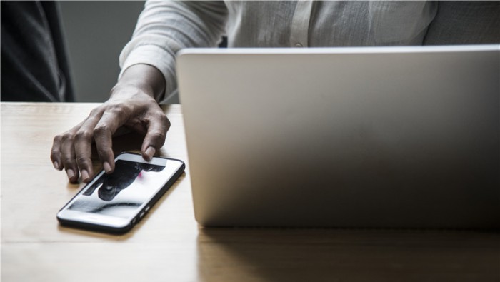 甘肅電(diàn)商扶貧:農(nóng)産品“插上(shàng)翅膀” 順著(zhe)網線飛(fēi)出山(shān)